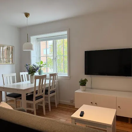 2-room In The Center - 300 M From The Station - Newly Renovated * הורסנס